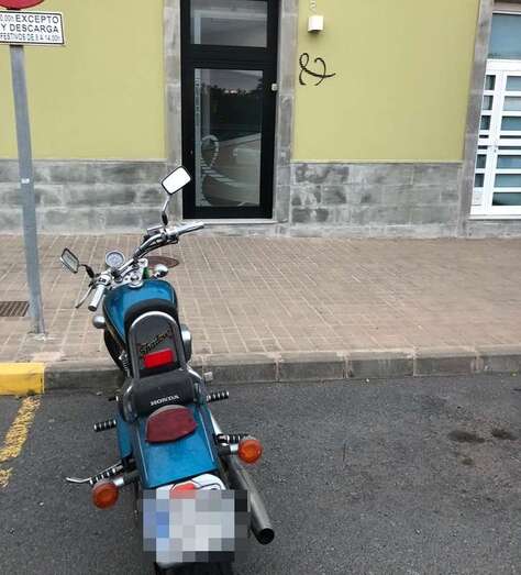 La moto lleva tres meses abandonada (Foto TA)